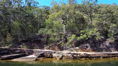 Sydney---Royal-National-Park-Seitwärts-Fliegen-Am-Hacking-River