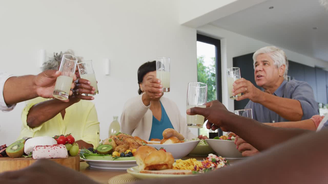 은퇴 가정 에서 저녁 식사를 하는 행복 한 고령자 들
