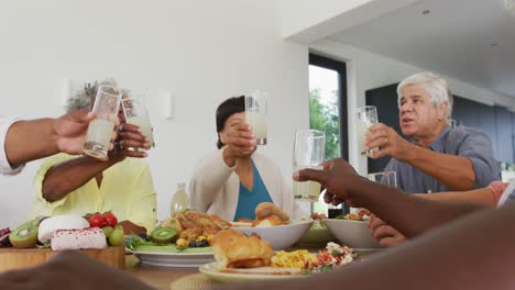 Glückliche-ältere,-Vielfältige-Menschen,-Die-Im-Altersheim-Zu-Abend-Essen