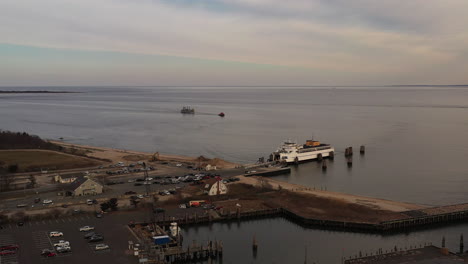 Una-Toma-Aérea-Del-Transbordador-De-Orient-Point-Mientras-Transporta-Vehículos-Y-Pasajeros