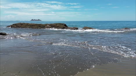 Volando-Desde-La-Playa-De-Costa-Rica-Hacia-El-Océano-A-Través-De-Olas-Rompientes