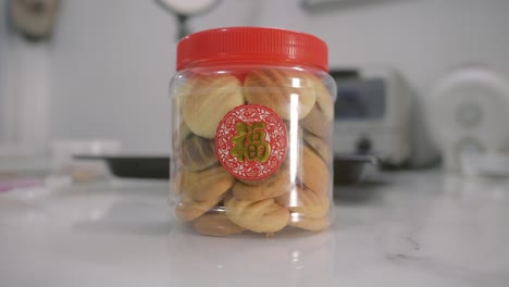 galletas de año nuevo chino en un recipiente