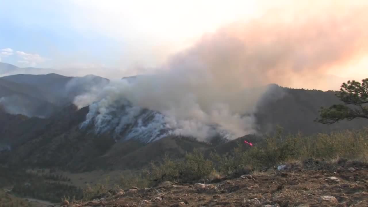 L'incendio di High Park in Colorado brucia su un fianco di montagna