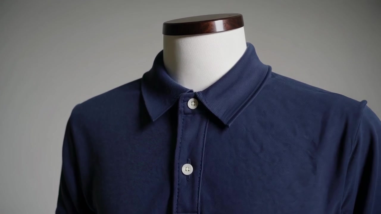 Primo piano di una polo blu scuro su un manichino