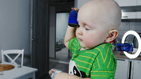 niño pequeño con un cortador de cabello. corte de cabello familiar, higiene, belleza y cuidado personal en casa.