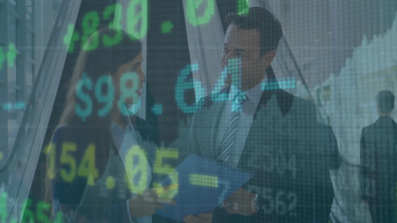 Animazione di elaborazione dati del mercato azionario su un uomo d'affari e una donna d'affari caucasici che discutono