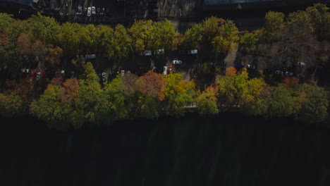 Vogelperspektive-Von-Oben-Nach-Unten-Auf-Ein-Stück-Natur-In-Der-Stadt.-Fliegen-Sie-über-Die-Wasseroberfläche,-über-Die-Straße-Und-über-Softballfelder-Im-Park.-Manhattan,-New-York-City,-Vereinigte-Staaten