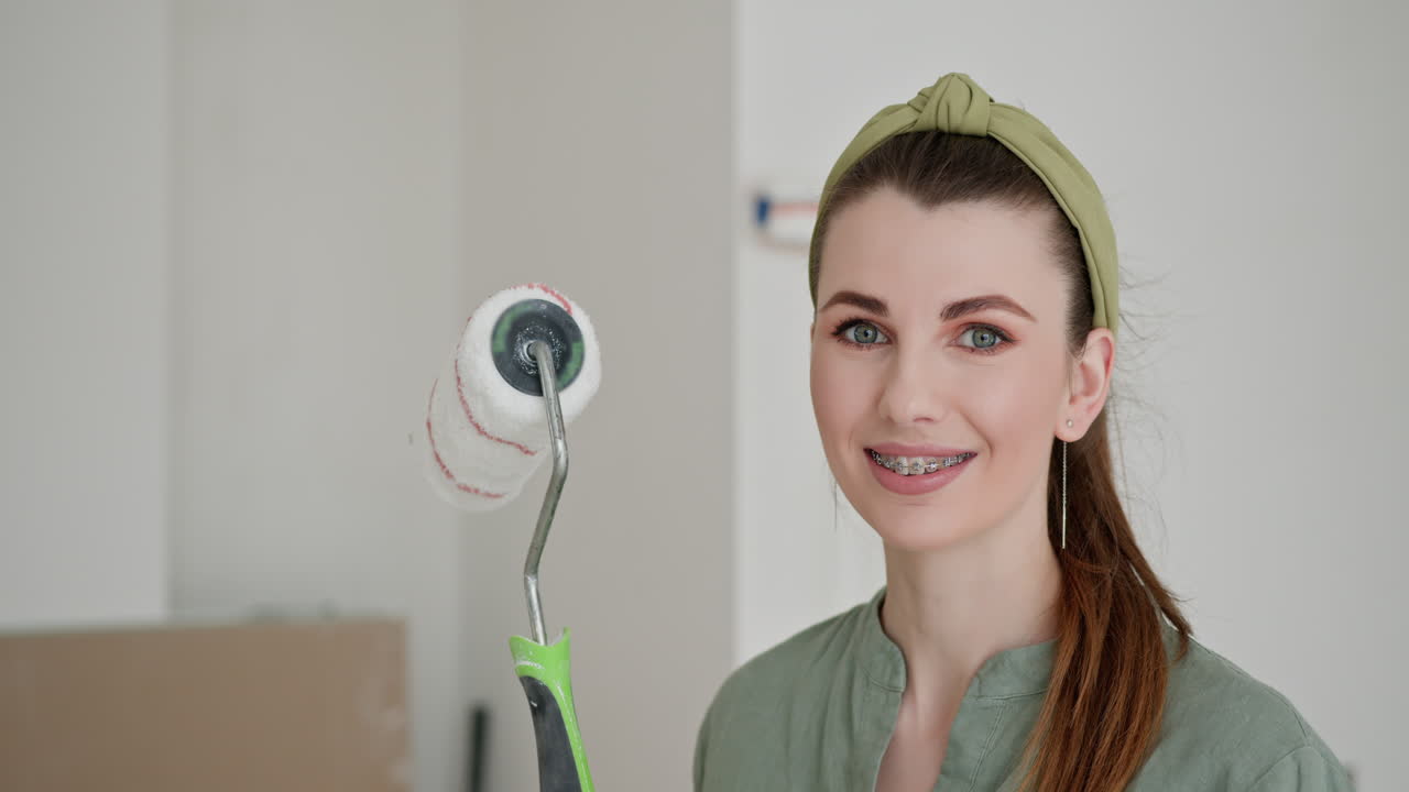 Una mujer pintando una pared.