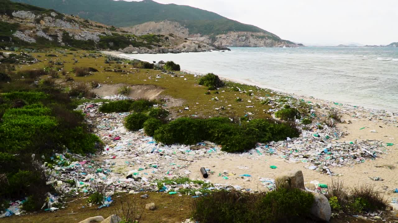 playa de phu hang, vietnam contaminada por basura plástica