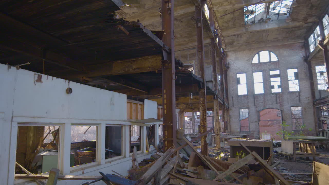 오하이오에 있는 버려진 공장의 사무실과 공장 바닥