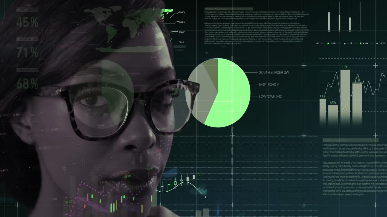 video del procesamiento de datos financieros sobre una mujer de negocios biracial