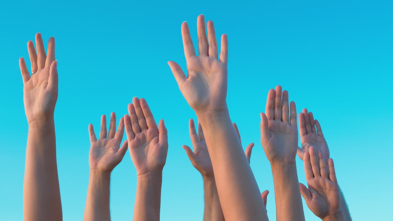 사람들이 손을 높이 들고