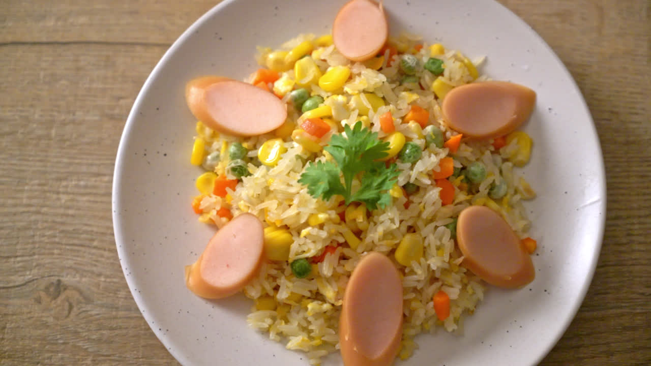 arroz frito con salchichas y verduras mezcladas