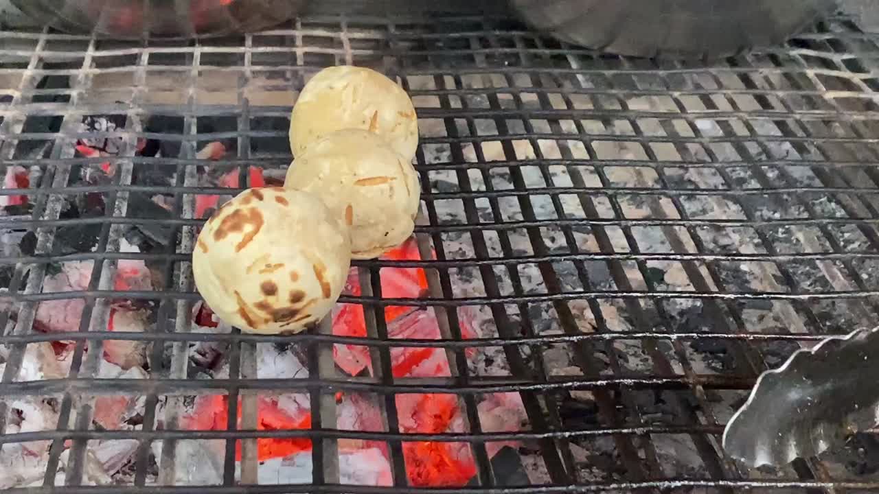 레인 그릴 에서 조리 되고 있는 리티 초카