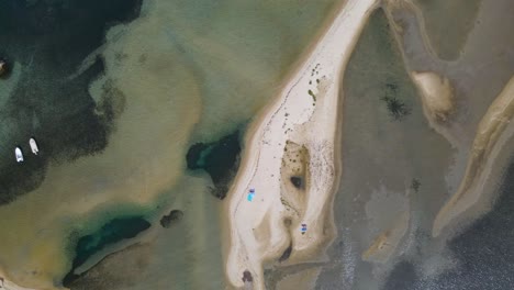 Clip-De-Drones-Aéreos-Aguas-Poco-Profundas-E-Islotes-Arenosos-En-La-Bahía-De-Vourvourou,-Halkidiki,-Norte-De-Grecia