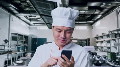 chef usando el teléfono inteligente en la cocina
