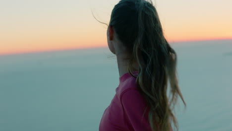 Mujer-Feliz-Bailando-Con-Los-Brazos-Levantados-En-La-Cima-De-La-Montaña-Disfrutando-De-La-Libertad-Celebrando-El-Logro-Chica-Mirando-La-Hermosa-Vista-Del-Océano-Al-Atardecer