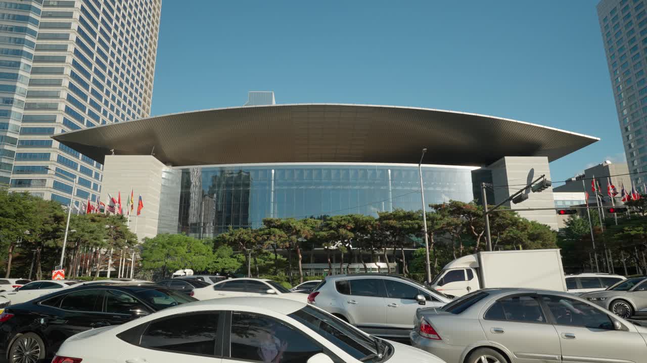 서울 강남구 코엑스 컨벤션 센터 인근 큰 도로에서 교통 정체로 자동차가 멈춰 섰습니다.