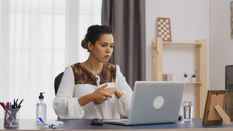 mujer de negocios lavándose las manos con