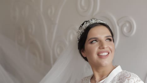 hermosa y encantadora novia en vestido de noche y velo. mañana de la boda. cámara lenta