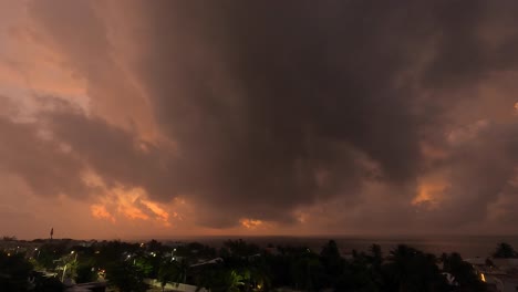 Un-Nuevo-Día,-Un-Nuevo-Amanecer,-El-Sol-Se-Eleva-Sobre-Las-Nubes-Anaranjadas-En-Este-Lapso-De-Tiempo-De-Noche-A-Día-Para-Ver-El-Mar-Caribe