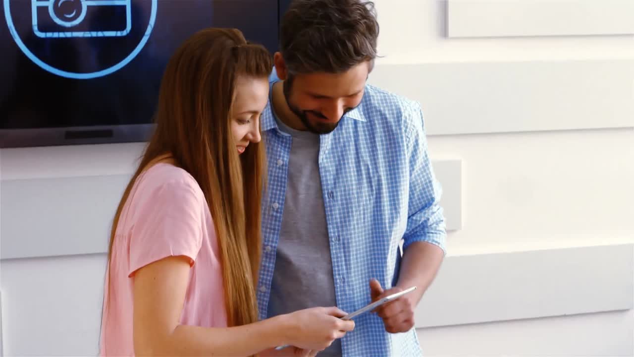 ejecutivos de negocios discutiendo sobre una tableta digital