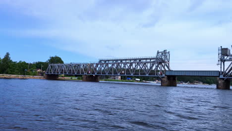 Bewegtbildvideo-Einer-Metallbrücke-über-Den-Fluss-Am-Abend