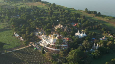 Pagoda-Histórica-Y-Monasterio,-Myanmar,-Toma-Panorámica-Aérea-Cinematográfica,-Día-Soleado