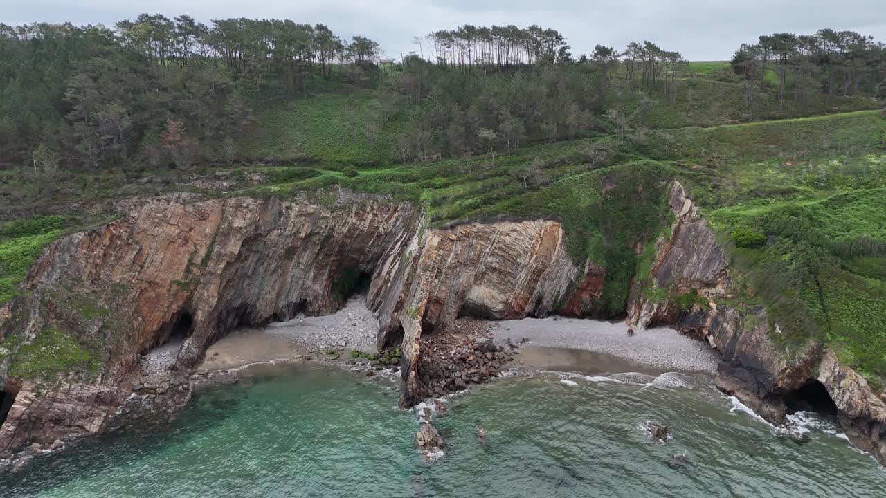 orilla rocosa con cuevas marinas cerca de cueva, playa españa drone, aéreo
