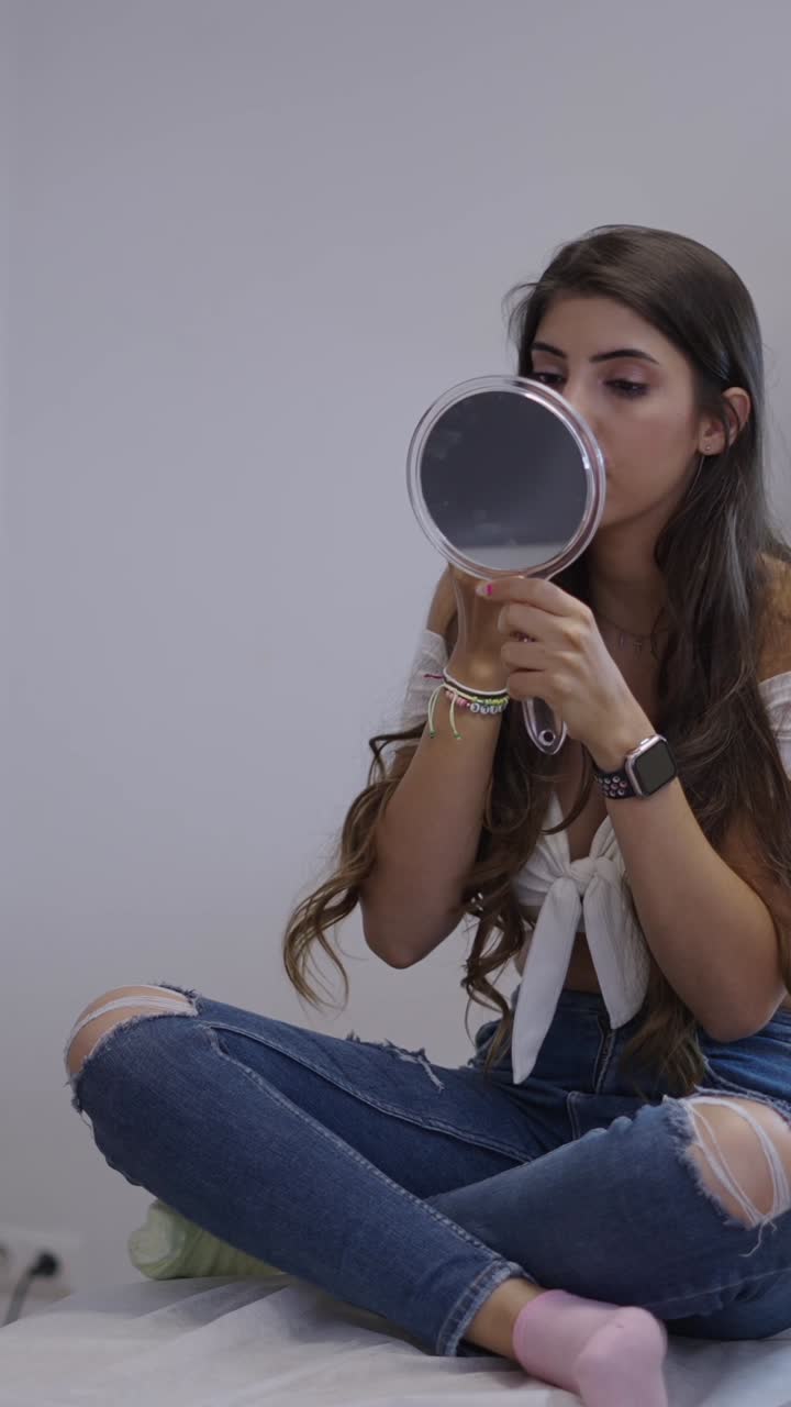 mujer aplicando maquillaje con un espejo