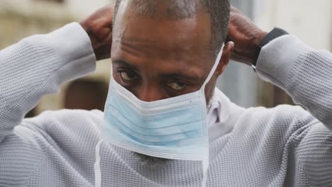 hombre afroamericano en movimiento con una máscara de coronavirus covid19