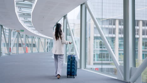 Aeropuerto,-Caminar-Y-Mujer-De-Negocios-Con-Teléfono