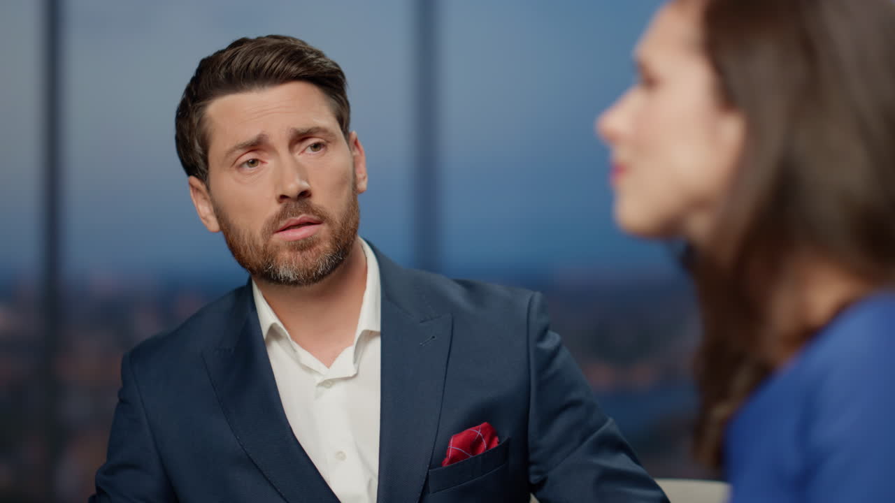 un invitado triste del programa de entrevistas discutiendo el problema de la vida con el presentador en el estudio de cerca.