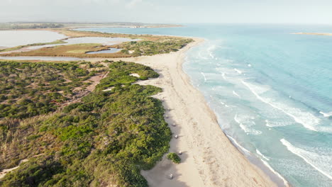 Meereswellen,-Die-An-Den-Strand-Der-Naturschutzgebietsorientierten-Wildtieroase-Vendicari-In-Noto,-Sizilien,-Italien,-Kommen