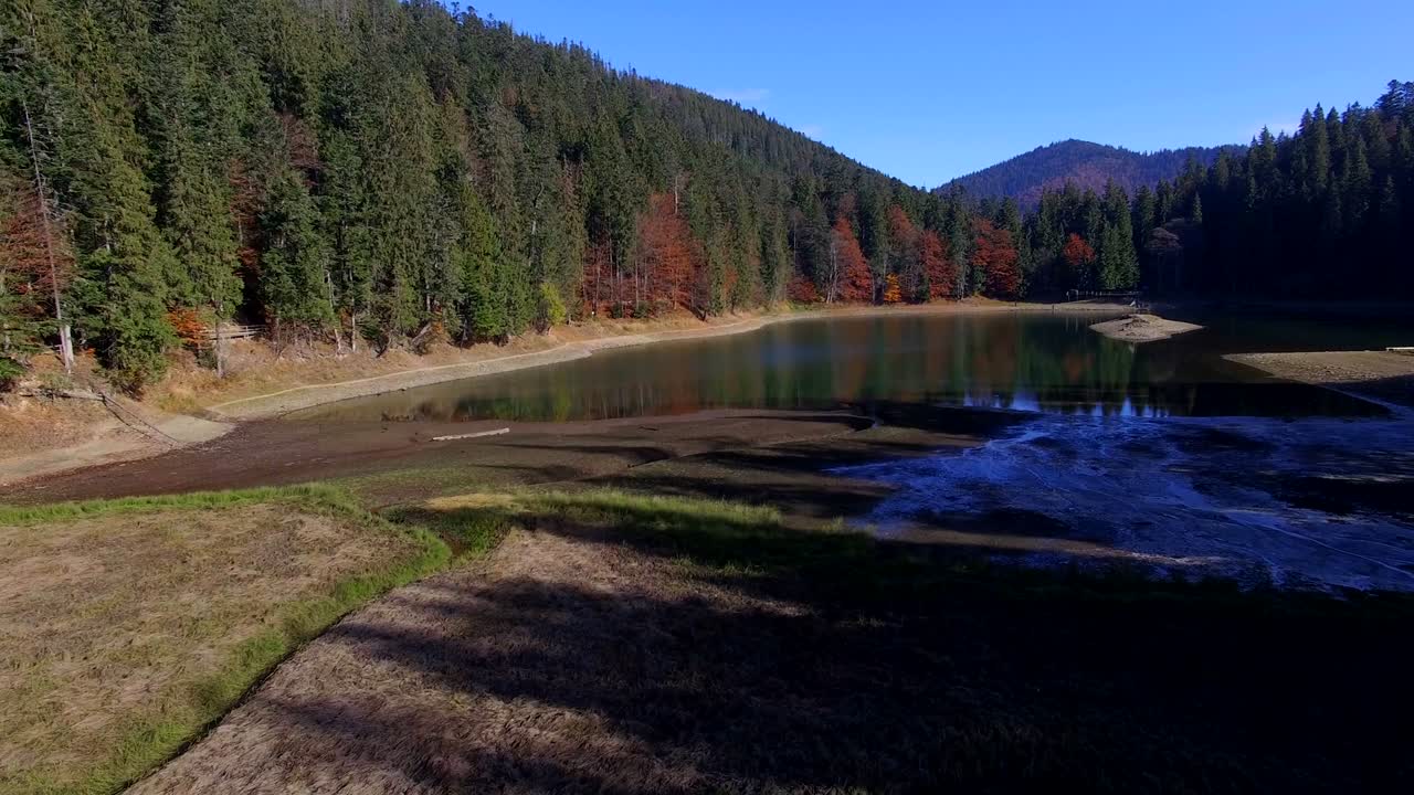 fotografía aérea del famoso lago de montaña