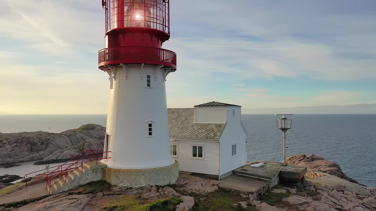 해안 등대. 린데스네스 등대는 노르웨이의 가장 남쪽 끝에 있는 해안 등대입니다.