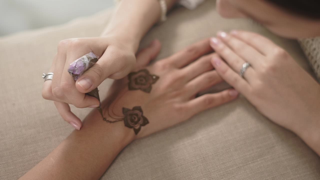 Applicazione di tatuaggio all'henné