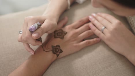 aplicación de tatuaje de henna