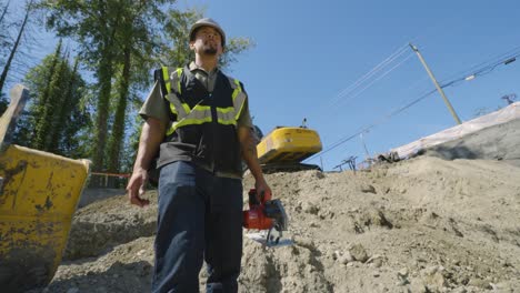 ein bauarbeiter geht, um seine arbeit zu erledigen