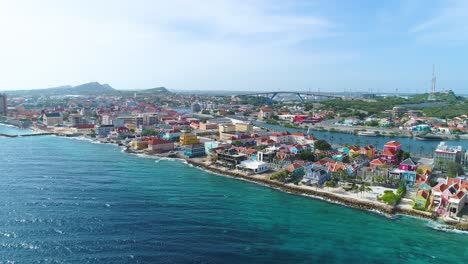 Drohnentransport-Zu-Den-Bezirken-Pietermaai-Und-Punda-In-Willemstad,-Curacao-Am-Mittag