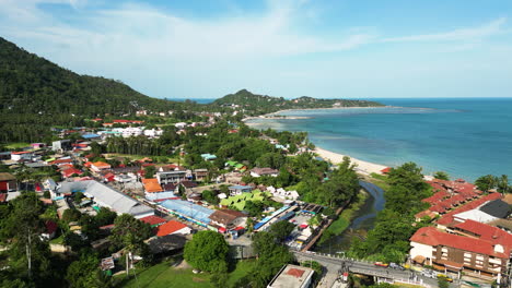 Drone-Aéreo-Ascendiendo-Sobre-La-Hermosa-Ciudad-Costera-De-Vacaciones-De-Maret,-Distrito-De-Ko-Samui,-Surat-Thani,-Tailandia