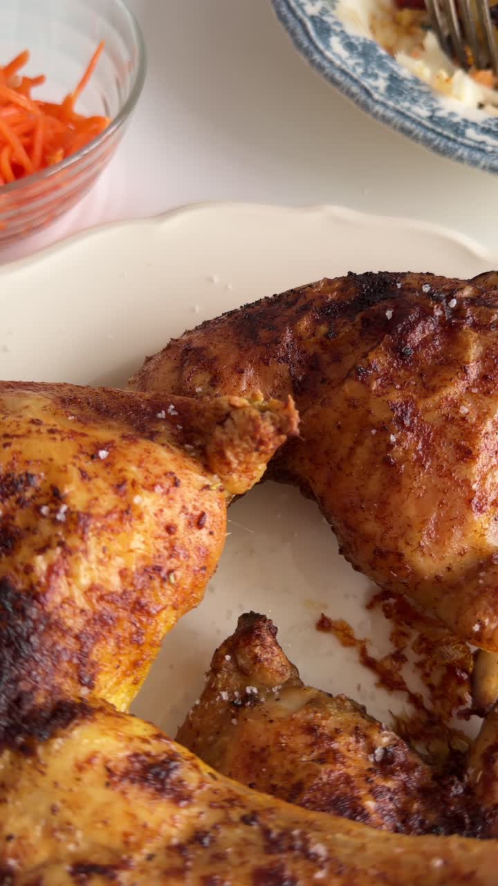Delizioso pollo arrosto e verdure serviti su piatti