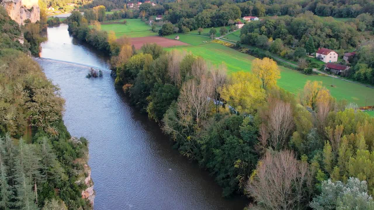 Fiume Lot vicino a Saint-Cirq-Lapopie in Francia, tranquilla veduta aerea.