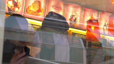 joven pareja feliz con almohadilla en la cafetería