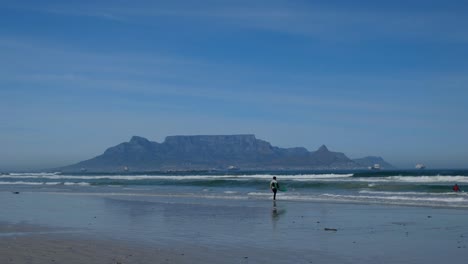 Surfer-Mit-Tafelberg-In-Der-Ferne