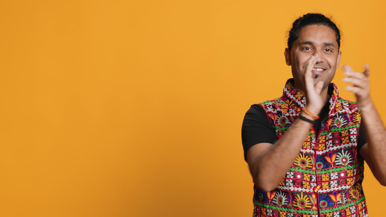 возбужденный человек реагирует на хорошие новости, аплодирует, фон студии