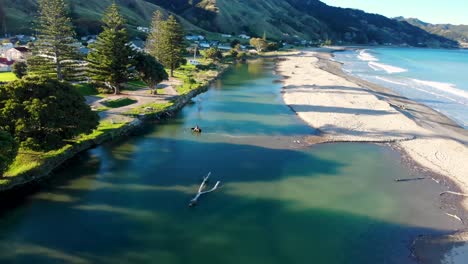 Wunderschöne-Szene-Mit-Einem-Pferd,-Das-Den-Fluss-Neben-Dem-Sandstrand-überquert