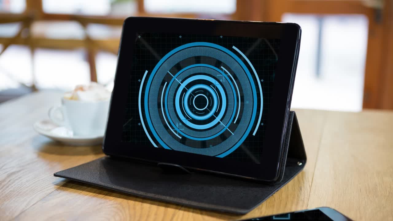 animación de escáner circular azul en pantalla negra de la tableta en la mesa en la cafetería