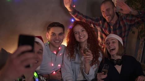 Gruppe-Schöner-Junger-Leute,-Die-Selfie-In-Einem-Dekorierten-Raum-Machen,-Beste-Freunde-Mädchen-Und-Jungen,-Die-Zusammen-Spaß-Haben-Und-Gläser-Mit-Champagner-Halten