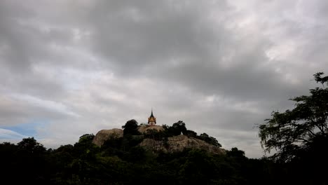 Wat-Phra-Phutthachai-Ist-Ein-Touristenziel-Für-Ausländer-Und-Thailändische-Staatsangehörige,-Die-Nach-Segnungen-Suchen